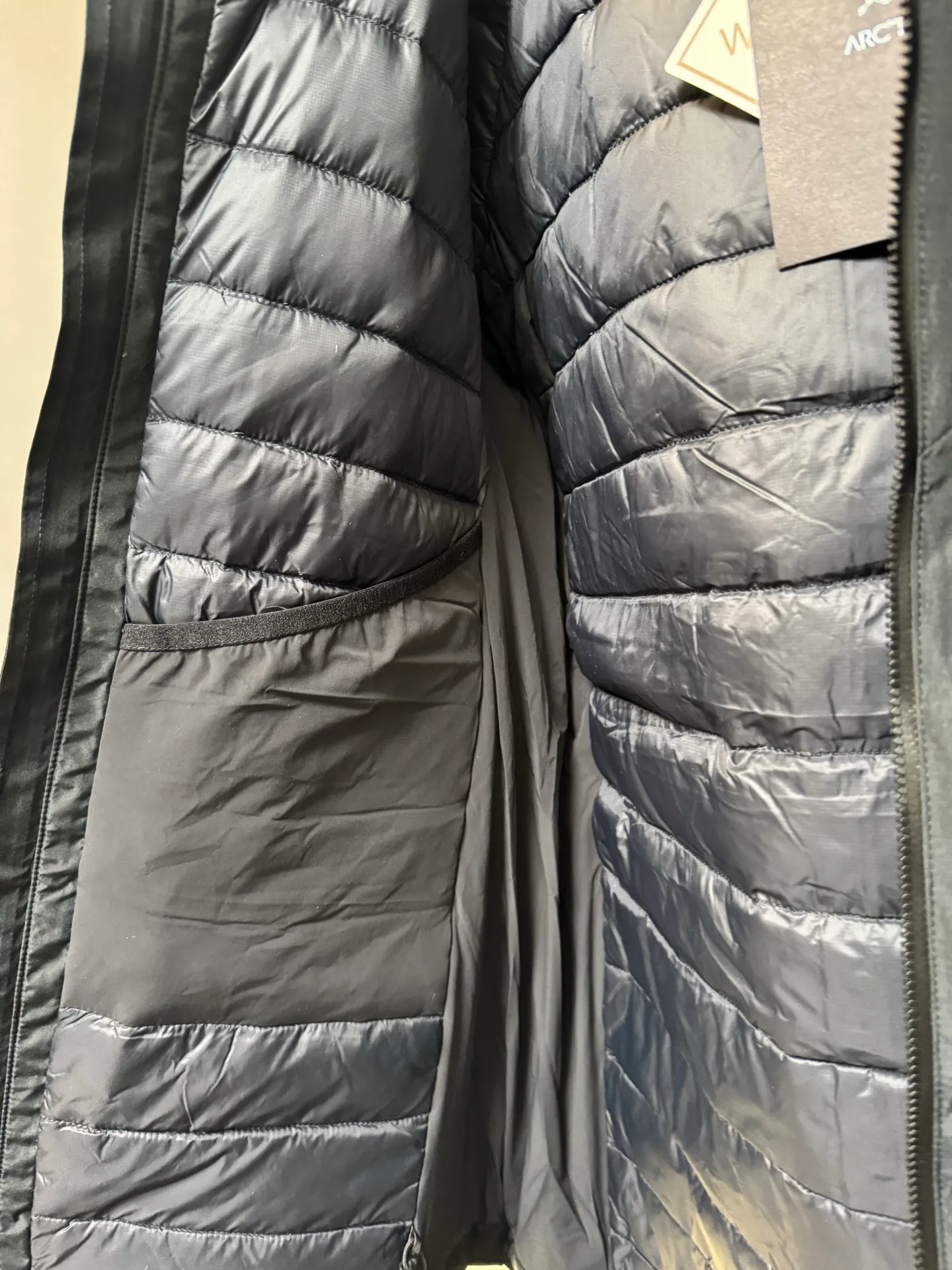 【Premium 】 ARC‘TERYX Solano Down Hoody + Breathable Versatile Gore Tex ， ！ 5 !! SOLANO + ， 、 Breathable 。New Arrival Solano Down Hoody 、 、 。Solano 、 ， 。 FAS GORE-TEX ， 。 ， Breathable。 ， rima Loft Breathable ！ Same Style ： Size：s/m/l/xl/2xl